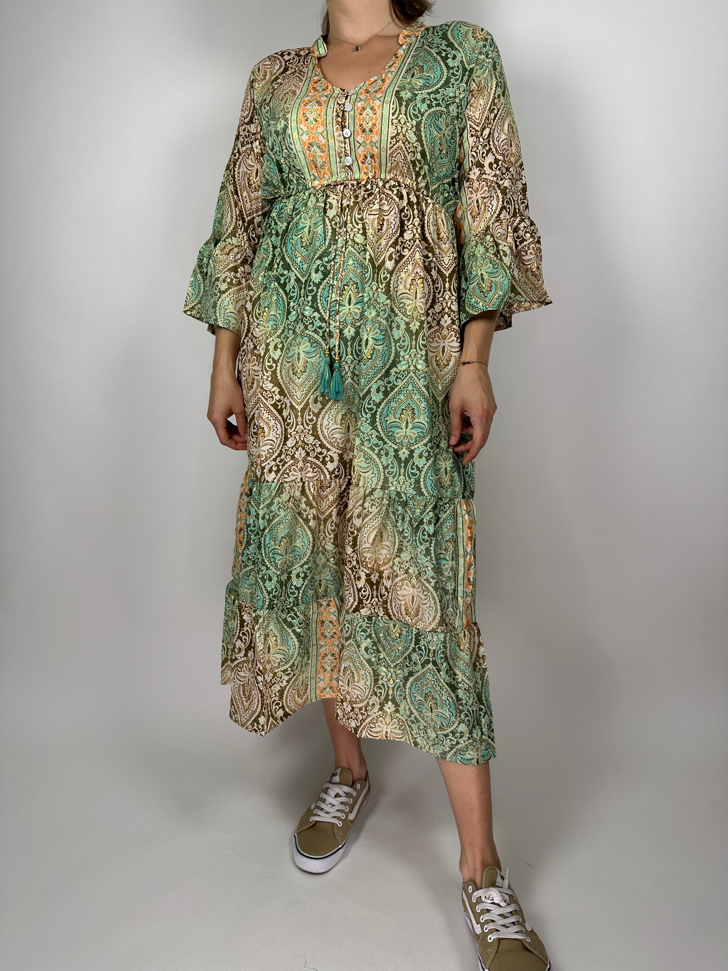 Индийска дълга рокля от поли-коприна с V-деколте, копчета и волан – флорален десен