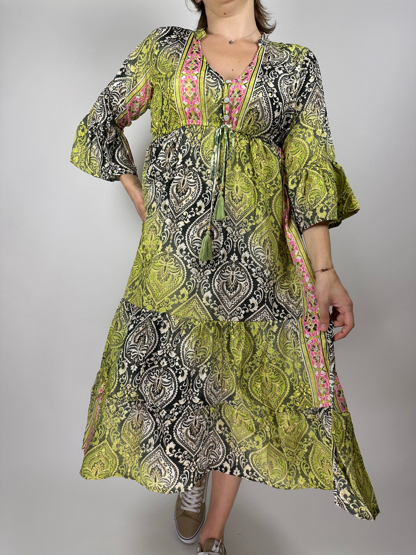 Индийска дълга рокля от поли-коприна с V-деколте, копчета и волан – флорален десен