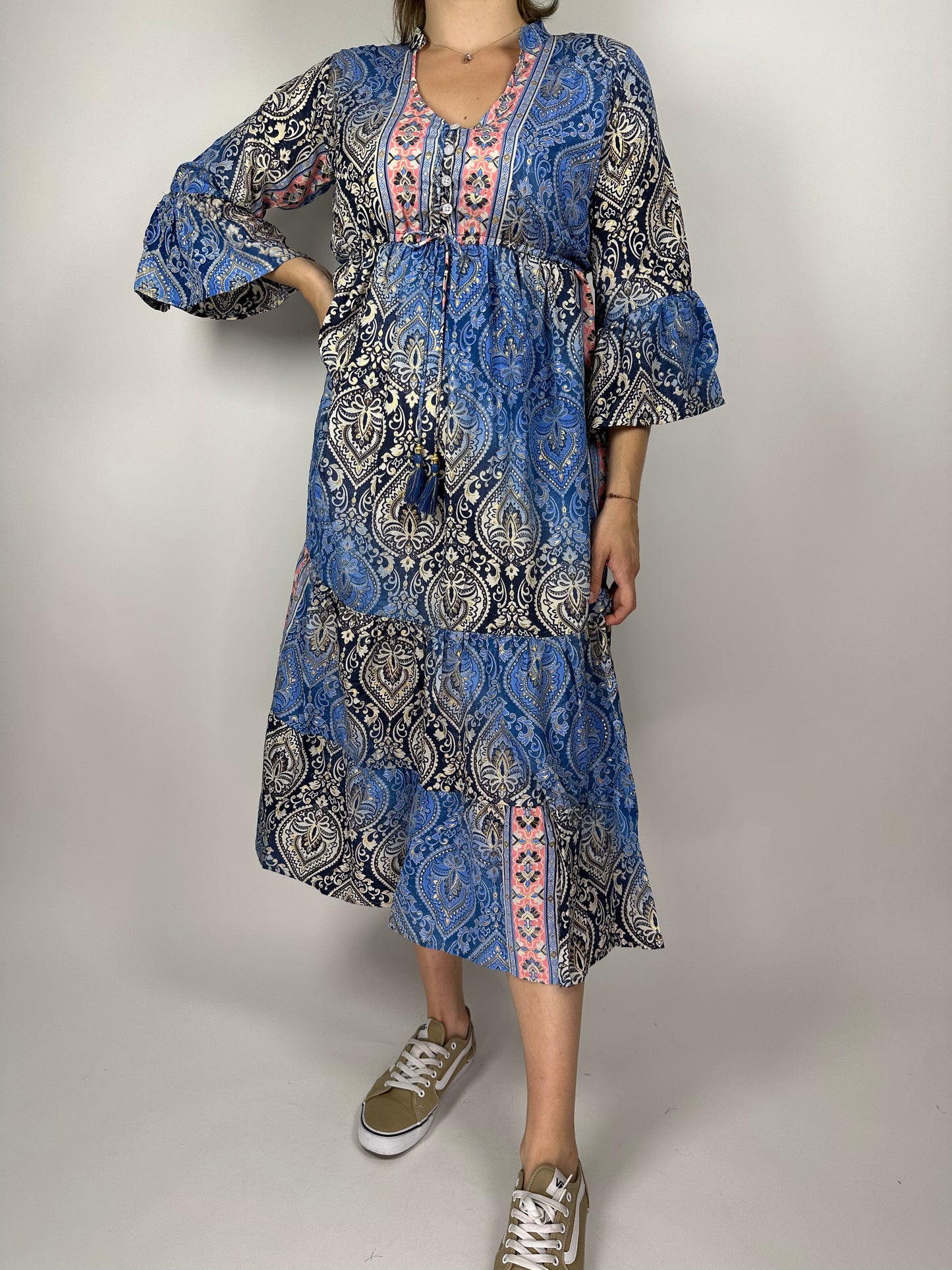 Индийска дълга рокля от поли-коприна с V-деколте, копчета и волан – флорален десен