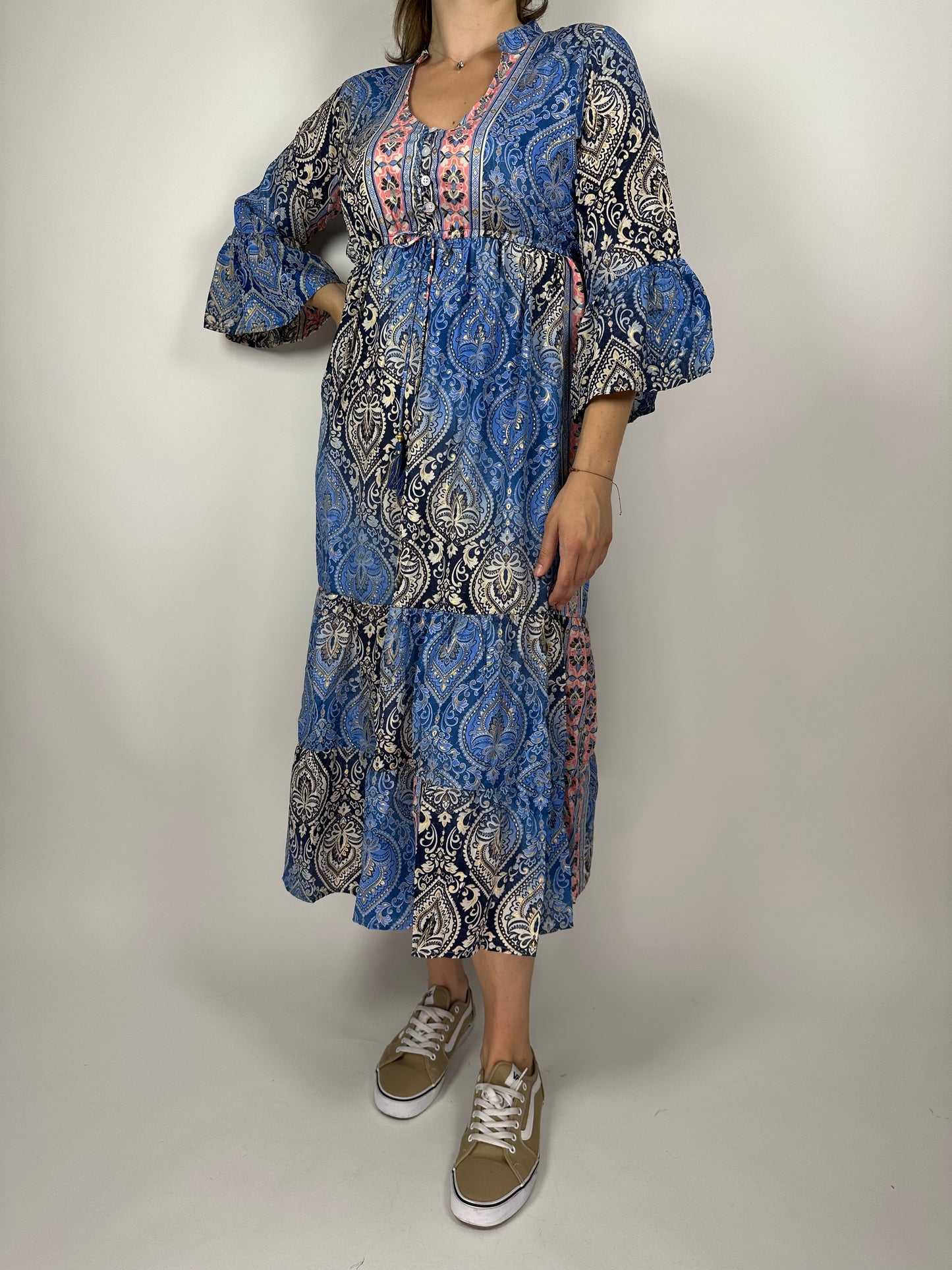 Индийска дълга рокля от поли-коприна с V-деколте, копчета и волан – флорален десен