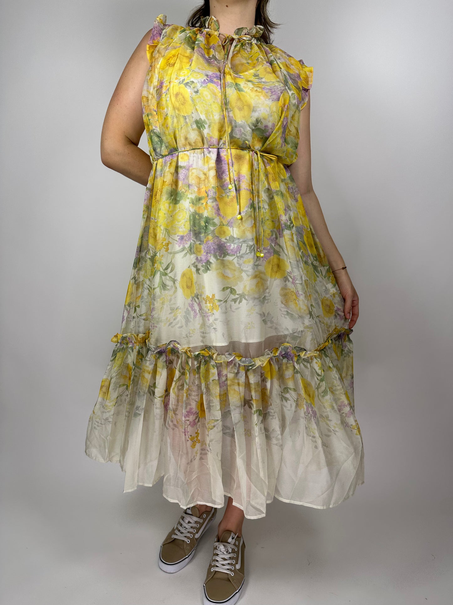 Рокля със свободен силует и женствена линия