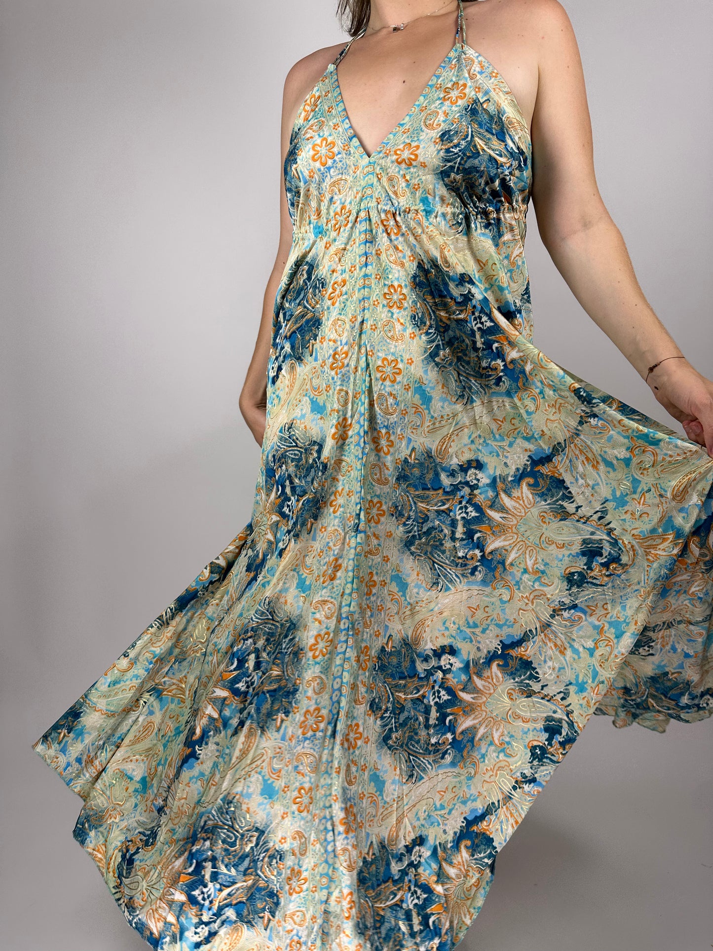 Индийска дълга рокля от поли-коприна с V-деколте, презрамки – флорална