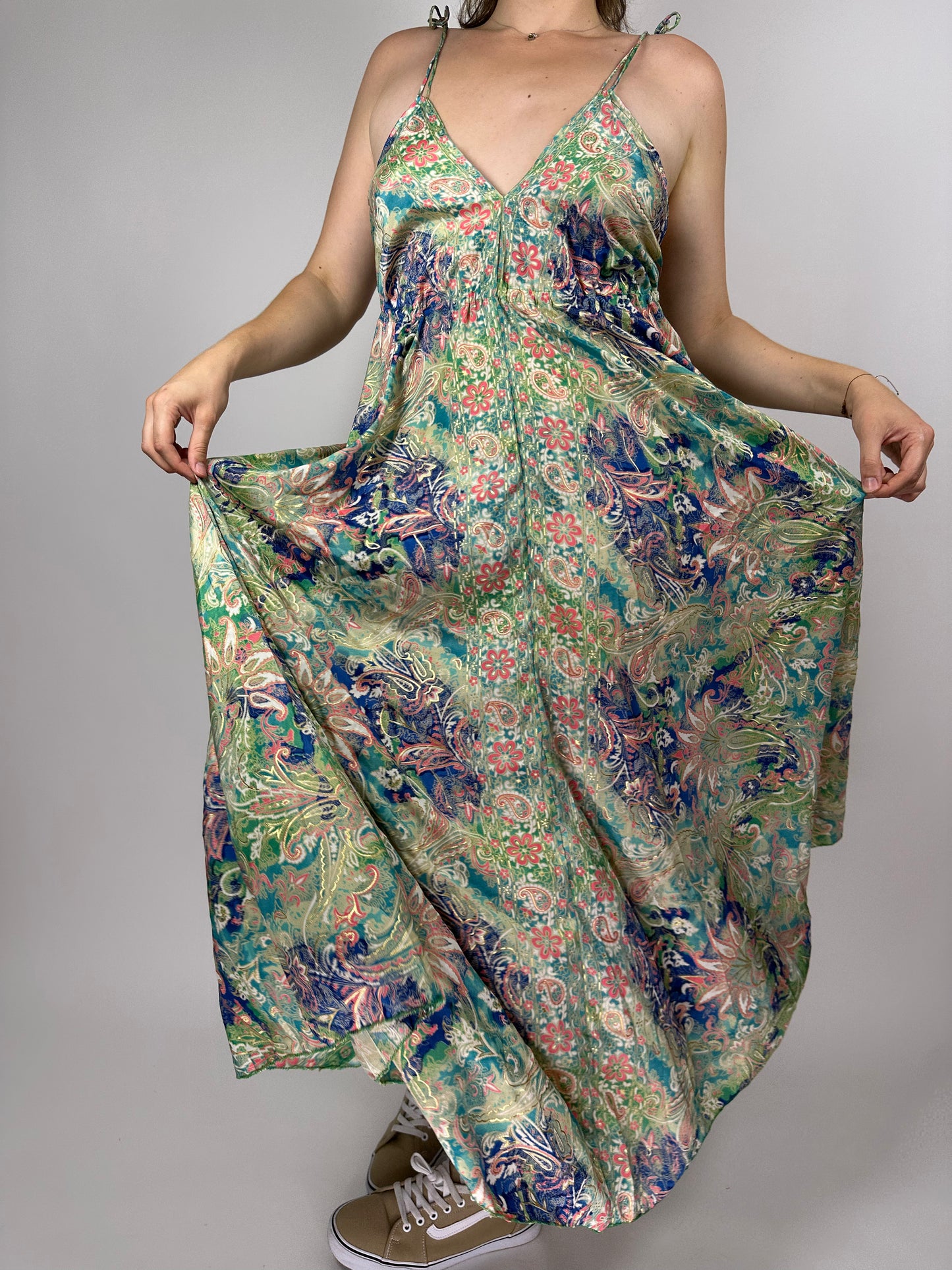 Индийска дълга рокля от поли-коприна с V-деколте, презрамки – флорална