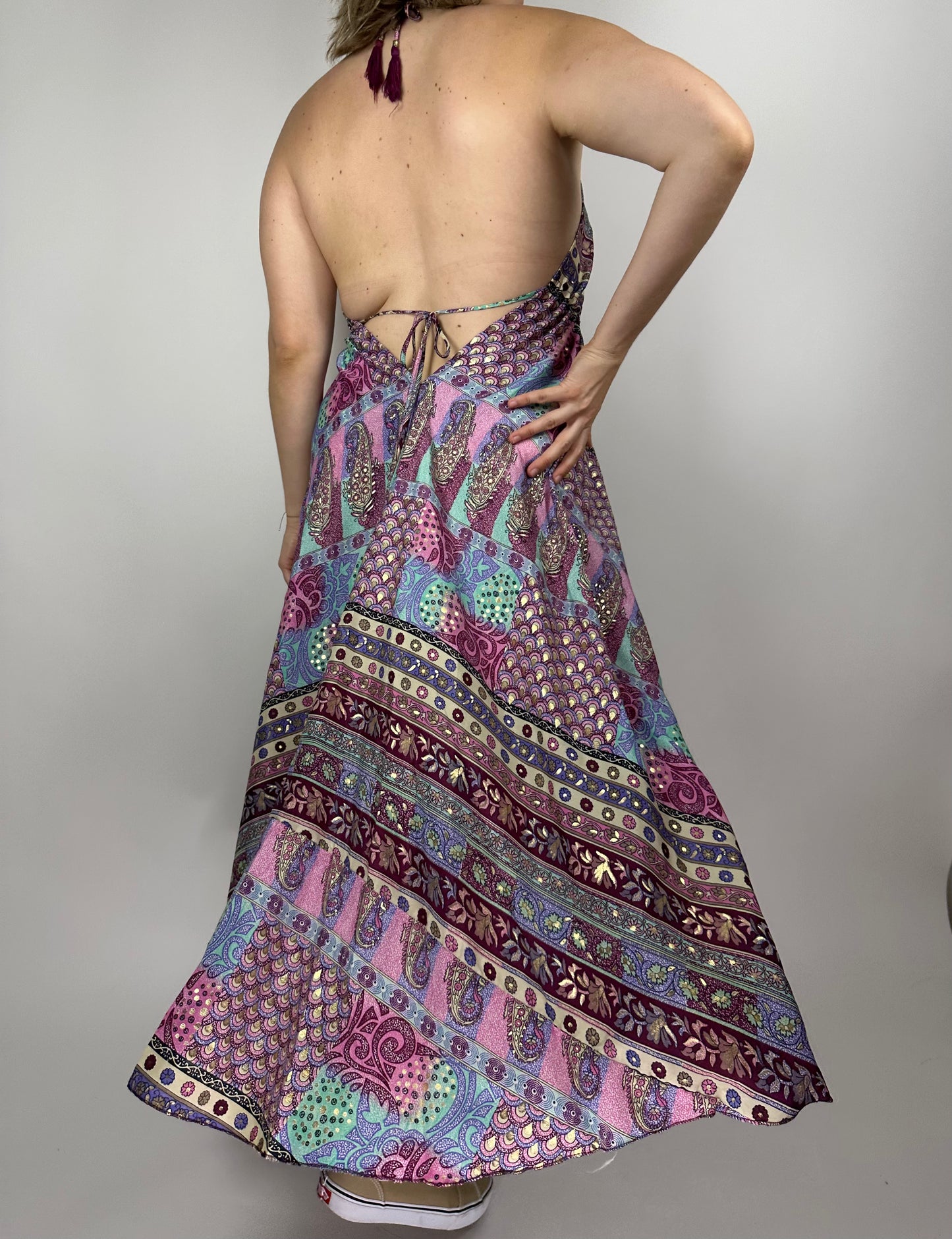 Индийска дълга рокля от поли-коприна с V-деколте, презрамки – флорална