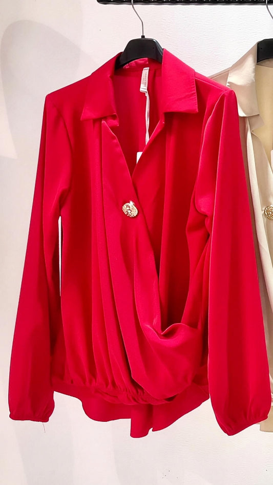 Елегантна дамска риза от фина и нежна материя, с ефектно „прегърни ме“ деколте