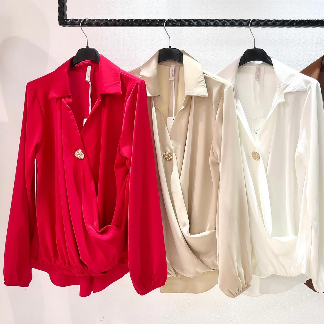 Елегантна дамска риза от фина и нежна материя, с ефектно „прегърни ме“ деколте