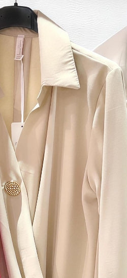 Елегантна дамска риза от фина и нежна материя, с ефектно „прегърни ме“ деколте