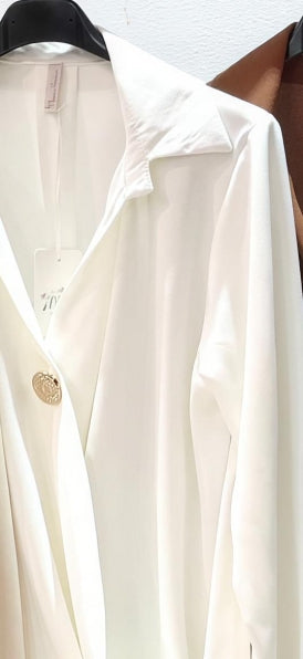 Елегантна дамска риза от фина и нежна материя, с ефектно „прегърни ме“ деколте