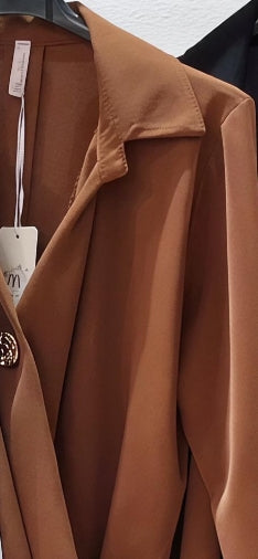 Елегантна дамска риза от фина и нежна материя, с ефектно „прегърни ме“ деколте