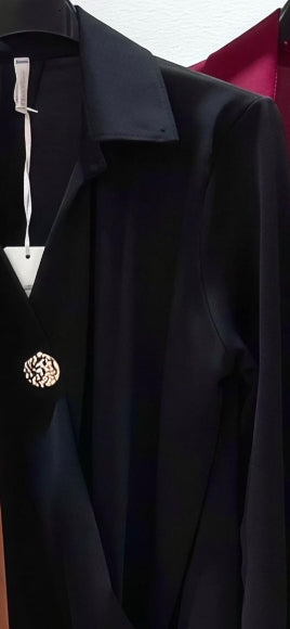 Елегантна дамска риза от фина и нежна материя, с ефектно „прегърни ме“ деколте