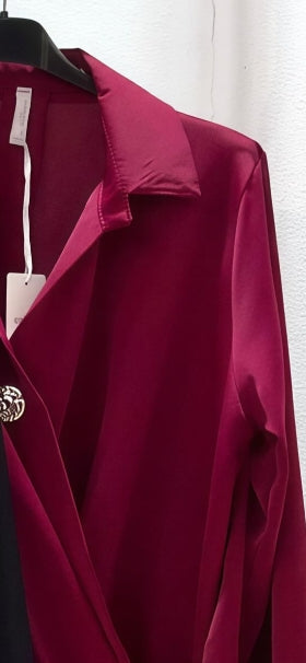 Елегантна дамска риза от фина и нежна материя, с ефектно „прегърни ме“ деколте