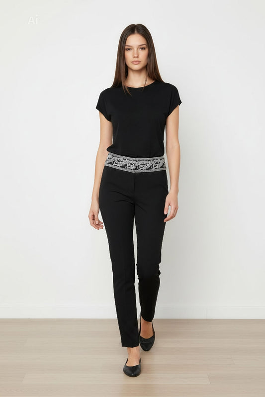 Класически черен панталон със сребърна шевица-елегантна линия тип „цигара“.