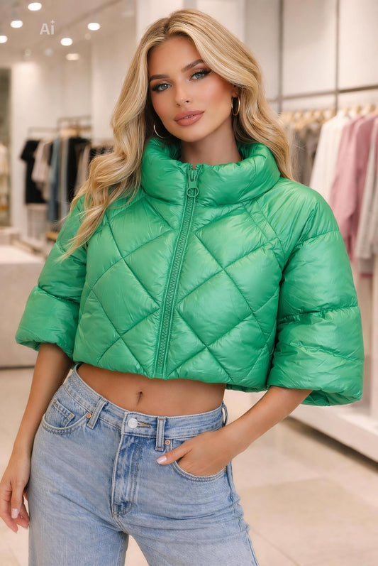 Късо яке със 7/8 ръкав, висока яка и акцентен широк цип