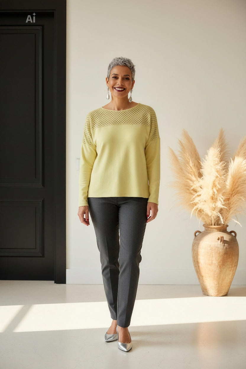 Елегантна дамска блуза със свободна кройка и ефектен акцент от фина мрежа