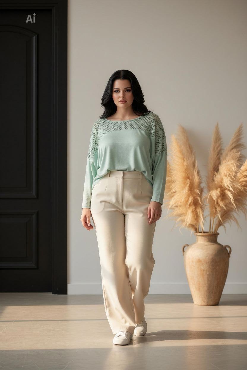 Елегантна дамска блуза със свободна кройка и ефектен акцент от фина мрежа