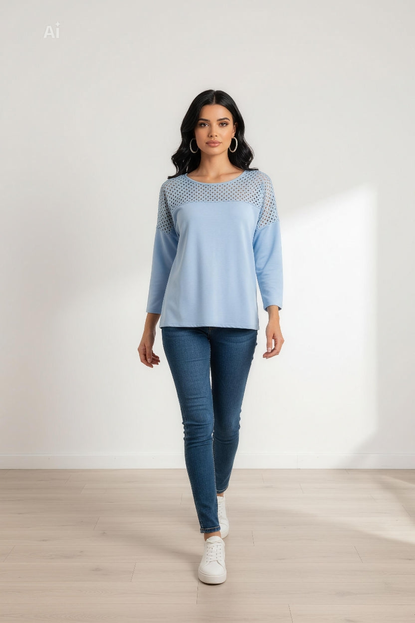 Елегантна дамска блуза със свободна кройка и ефектен акцент от фина мрежа