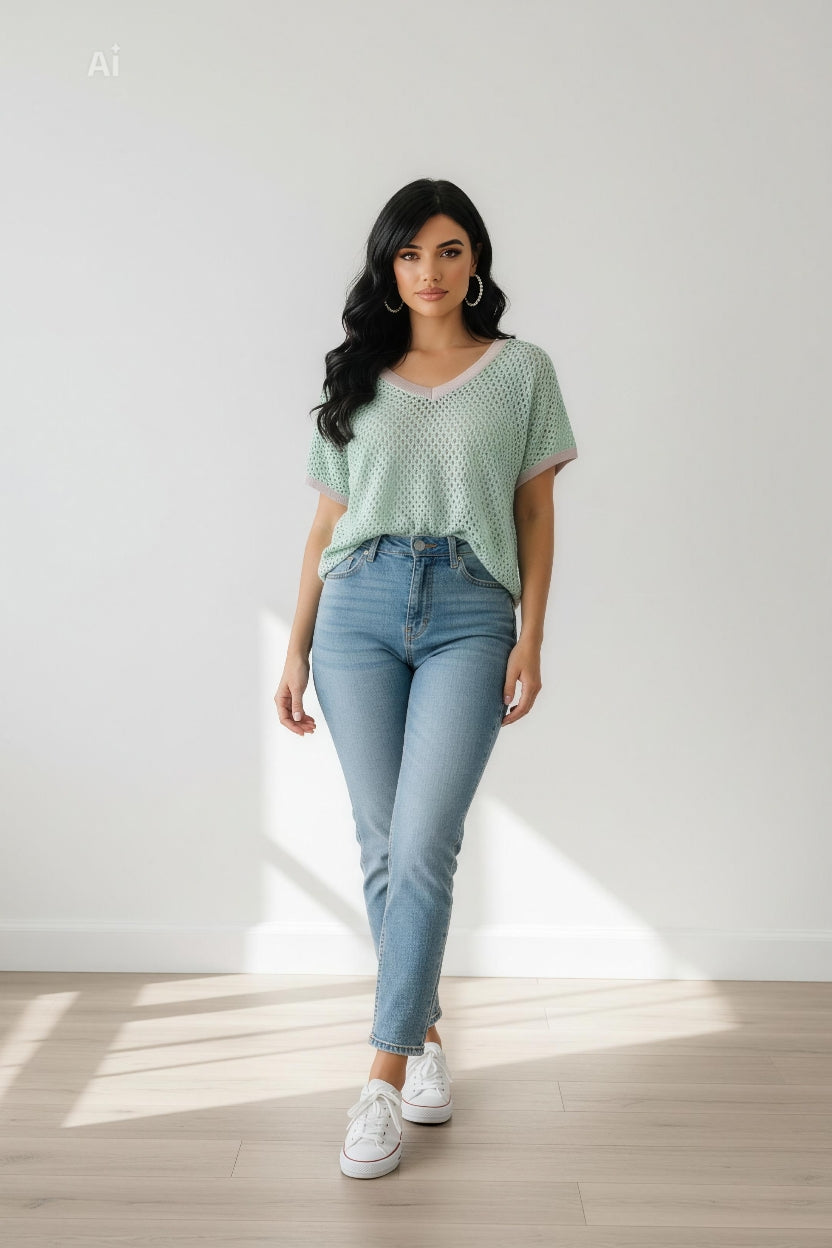 Стилна дамска блуза с ефектна мрежеста текстура и модерно V-образно деколте с контрастен кант