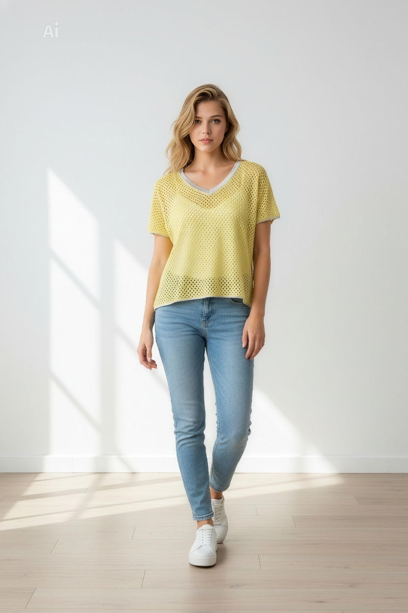 Стилна дамска блуза с ефектна мрежеста текстура и модерно V-образно деколте с контрастен кант