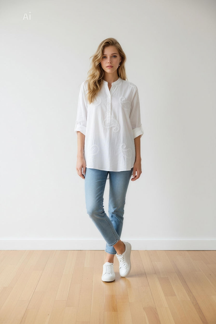 Елегантна бяла риза със свободна кройка и фино релефни бродерии