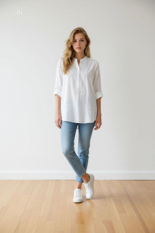 Елегантна бяла риза със свободна кройка и фино релефни бродерии