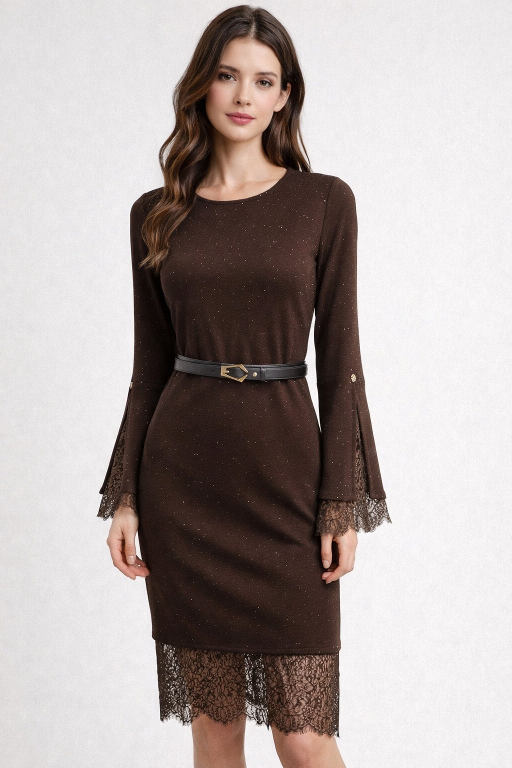 Елегантна рокля в кафяв цвят с изчистен силует и дълги разкроени ръкави.