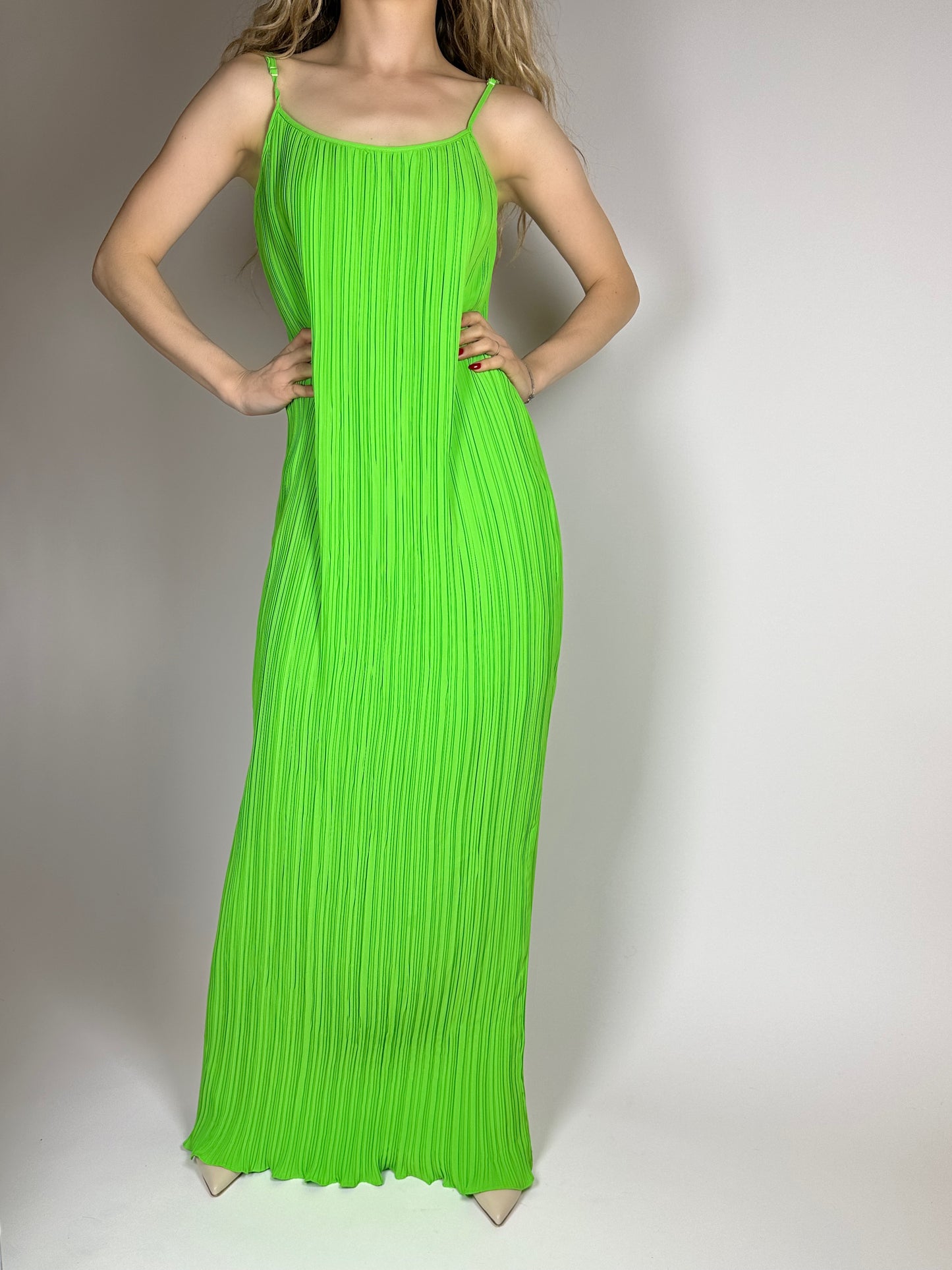 Зелена рокля хармоника с широк колан