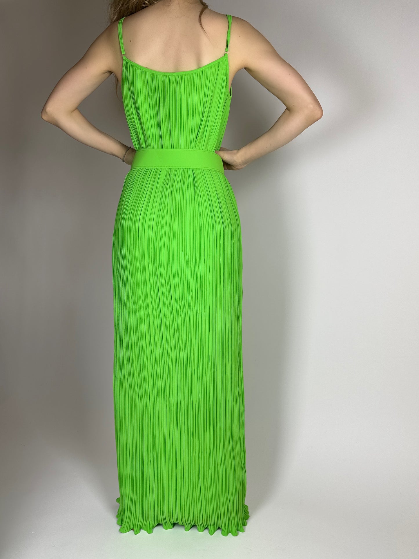 Зелена рокля хармоника с широк колан