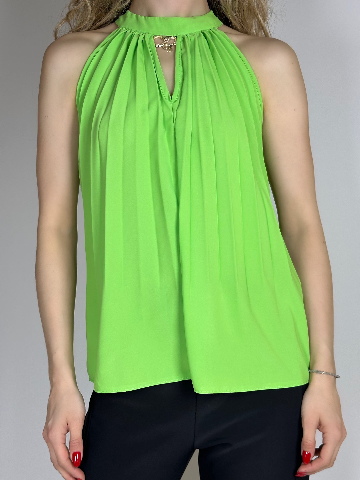 Топ с връзка на врата