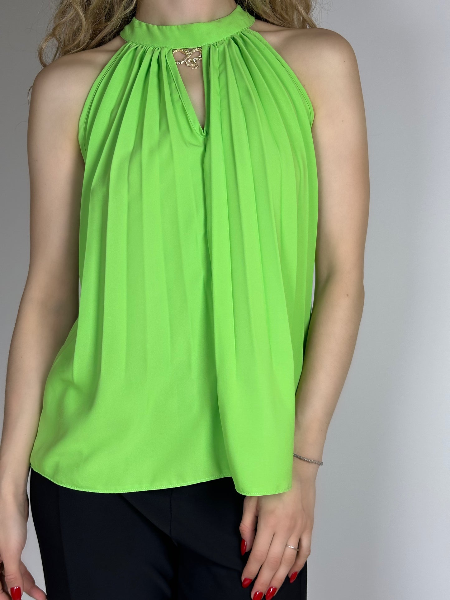 Топ с връзка на врата